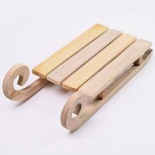 Drevené sane s rozmermi 42x18,5x11 cm.