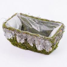 Obal koša z machu a kôry s plastovým vnútrom.