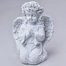 Biely anjel kľačiaci s ružovým vencom na hlave.