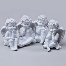 Štyri biele anjeli sediaci s rôznymi výrazmi.