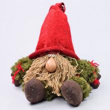 Vianočný škriatok s červenou čiapkou a hnedými nohami.