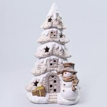 Vianočný stromček s LED osvetlením a snehuliakom.