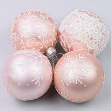 Sada sklenených vianočných gulí v ružovej a bielej farbe.