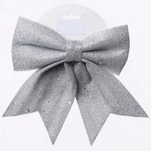 Strieborná mašľa s trblietkami na vianočné dekorácie.