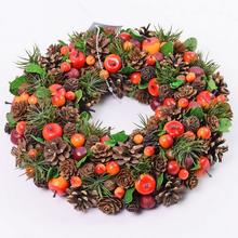 Oranžový sušený veniec s prírodnými dekoráciami.