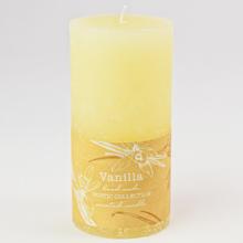 Voňavá sviečka vanilková v rustikálnom štýle.