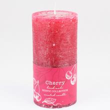 Rúžová voňavá sviečka v rustikálnom štýle s čerešňovou vôňou.