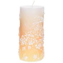 Sviečka s kvetinovým vzorom v krémovej farbe.