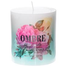 Sviečka Ombre v mäte s kvetinovým dizajnom.