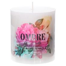 Sivá ombre sviečka s kvetinovým motívom.