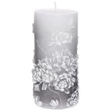 Sivá sviečka s kvetinovým vzorom.