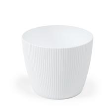 Biely okrúhly kvetináč s jemným prúžkovaným dizajnom.