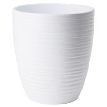 Biely keramický obal na orchideu s jemným prúžkovaným vzorom.