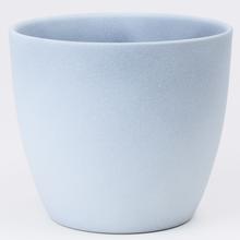 Jednofarebný obal v šedej farbe.