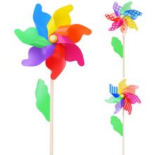 Farebná vrtuľka do záhrady s rôznymi tvarmi a farbami.