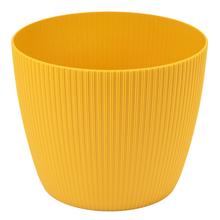 Žltý okrúhly kvetináč s jemným prúžkovaným dizajnom.