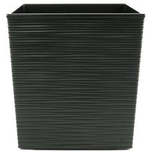 Čierny štvorcový kvetináč s vkladom.