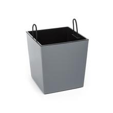 Šedý štvorcový kvetináč s vkladom a ušami.