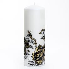 Biela sviečka s matným povrchom a kvetinovým vzorom.