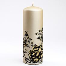 Sviečka Pivonia v šampanskom odtieni s kvetinovým vzorom.