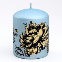 Sviečka PIVONIA VAL.70/90 JEANS s kvetinovým motívom.