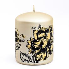 Sviečka PIVONIA VAL.70/90 v šampanskom odtieni s kvetinovým motívom.