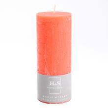 Aromatická sviečka v rustikálnom modernom štýle, broskyňovej farby.