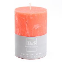 Aromatická sviečka v rustikálnom štýle s broskyňovou farbou.