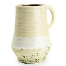 Keramická váza s uchom v béžovej farbe.