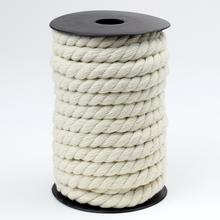 Prírodný biely špagát na aranžovanie.