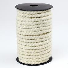 Prírodný biely špagát s priemerom 8 mm a dĺžkou 16 m.