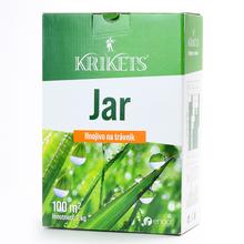 Krikets hnojivo JAR 2kg v zelenom obale s kvapkami vody na trávniku.