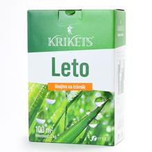 Krikets hnojivo LETO 2kg v zelenom obale s trávou a kvapkami vody.