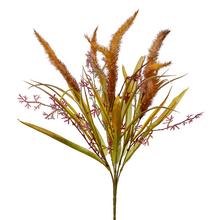 Jesenná kytica so zelenými a hnedými vetvičkami.