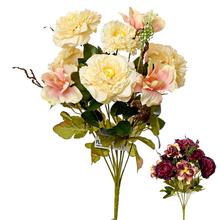 Kytica umelých kvetov s ružami a anemónami.