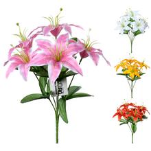 Kytica umelých ľalií v rôznych farbách.