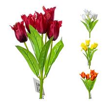 Kytica umelých tulipánov v červenej a bielej farbe.