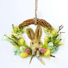 Veľkonočný veniec so zajacom a dekoráciami.