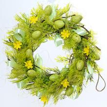 Zeleno žltý veniec s mašľami a vajíčkami.