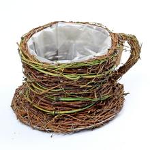 Obal prútie v tvare šálky s podšálkou.