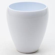 Biely keramický obal na orchideu s hladkým povrchom.