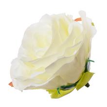 Umelá ruža v krémovej farbe s priemerom 6 cm.