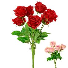 Kytica umelých ruží s červenými a ružovými kvetmi.