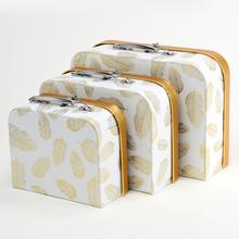 Darčeková krabička s tromi kufríkmi s motívom pierok.