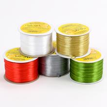 Sada saténových stúh v rôznych farbách.