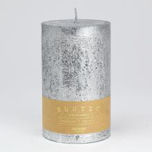 Strieborná rustikálna sviečka s metalickým povrchom.