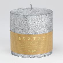 Strieborná rustikálna sviečka s hladkým povrchom.