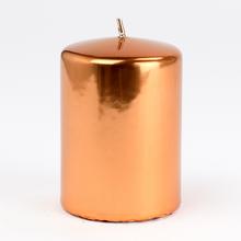 Medená sviečka v tvare valca.