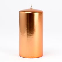 Medená sviečka v tvare valca s hladkým povrchom.