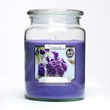 Voňavá sviečka s levanduľovou arómou v skle.